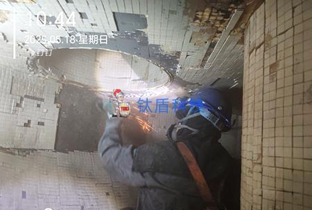 分离器内部修复施工.jpg